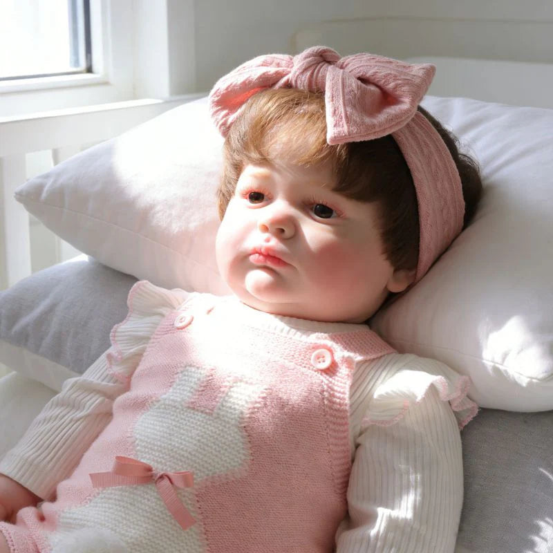26 Zoll / 65 cm realistische Vinyl-Babypuppe im rosa Outfit mit Schleifen-Stirnband – handbemalte Sammlerpuppe mit braunen Augen