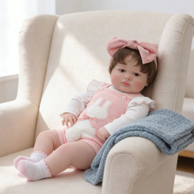 26 Zoll / 65 cm realistische Vinyl-Babypuppe im rosa Outfit mit Schleifen-Stirnband – handbemalte Sammlerpuppe mit braunen Augen