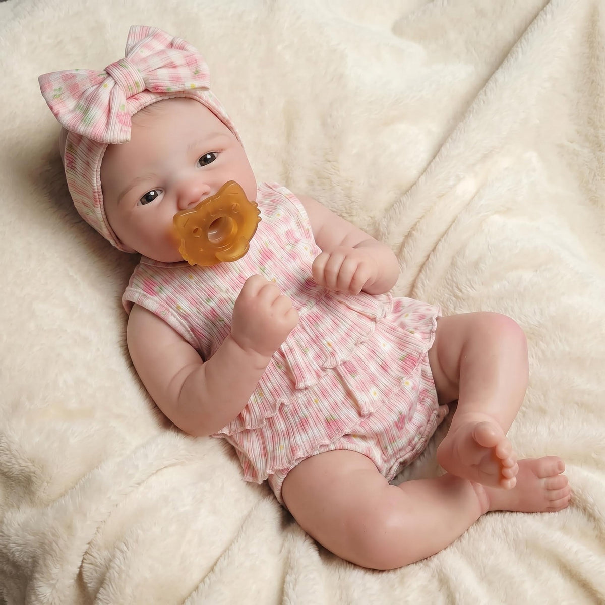 18-Zoll realistische Babypuppe, süße Babypuppe mit Silikonkörper, lebensechte Neugeborenen-Puppe mit Zubehör, Oster- und Geburtstagsgeschenk für Kinder ab 4 Jahren