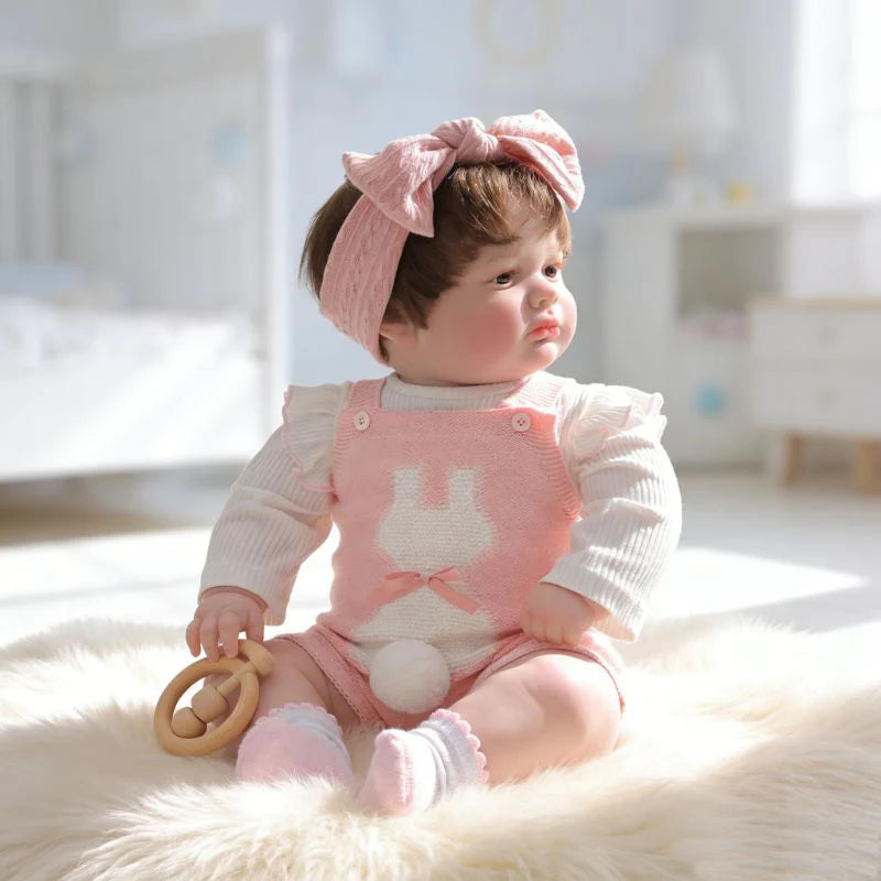 26 Zoll / 65 cm realistische Vinyl-Babypuppe im rosa Outfit mit Schleifen-Stirnband – handbemalte Sammlerpuppe mit braunen Augen
