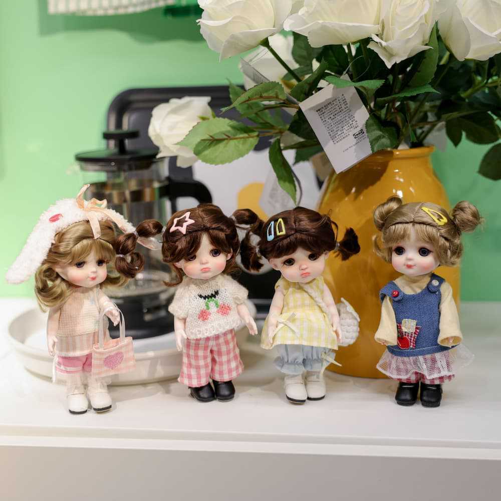 6-Zoll-Mini-Puppe mit Vollkeramik-Körper, süßes Outfit mit Zöpfen und Kirsch-Strickkleidung, sammelbare Tischdeko, Geschenk