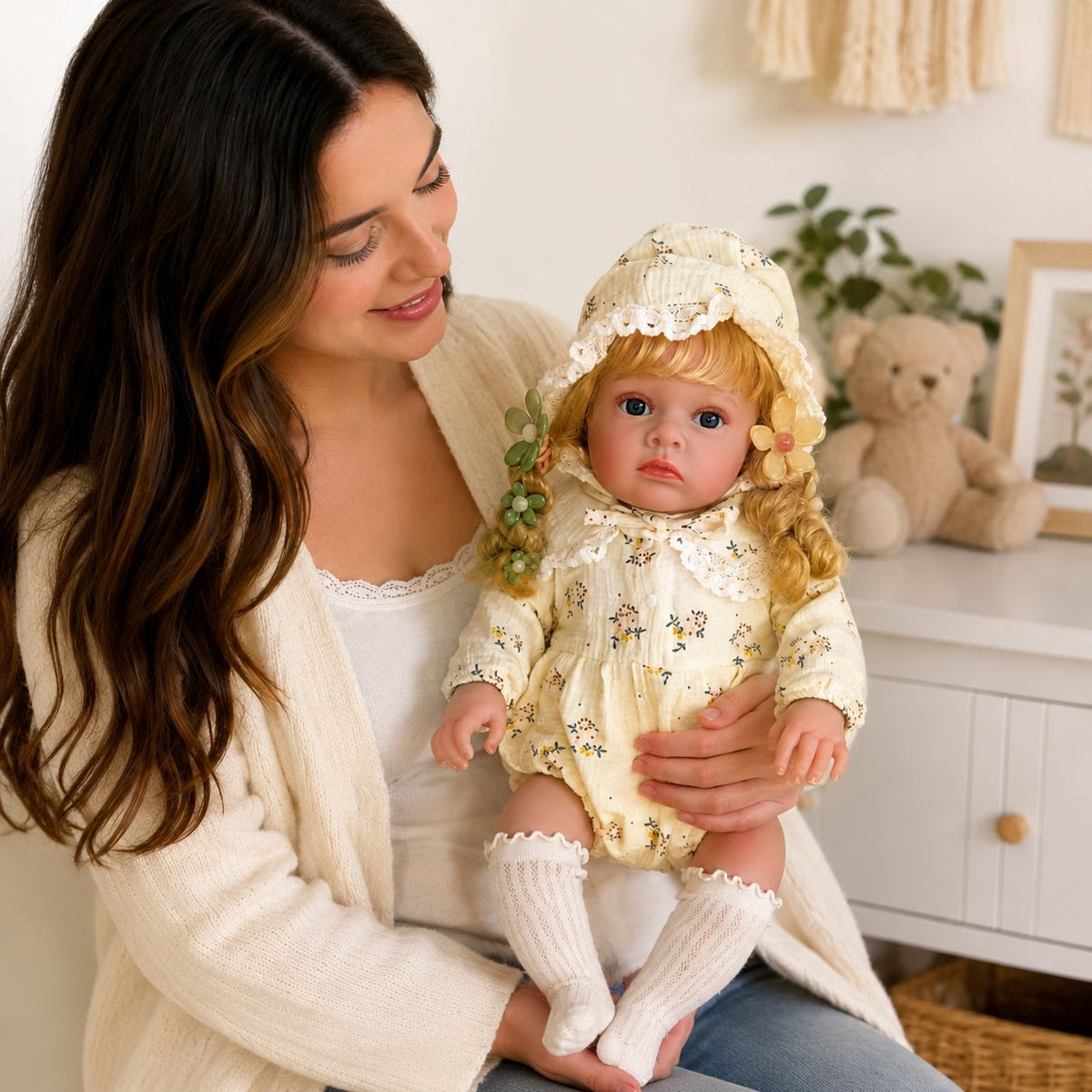 Realistisch aussehende 24-Zoll-Puppe mit Stoffkörper, warmer Spielgefährte für Kinder und erwachsene Puppenliebhaber für besondere Geschenkmomente