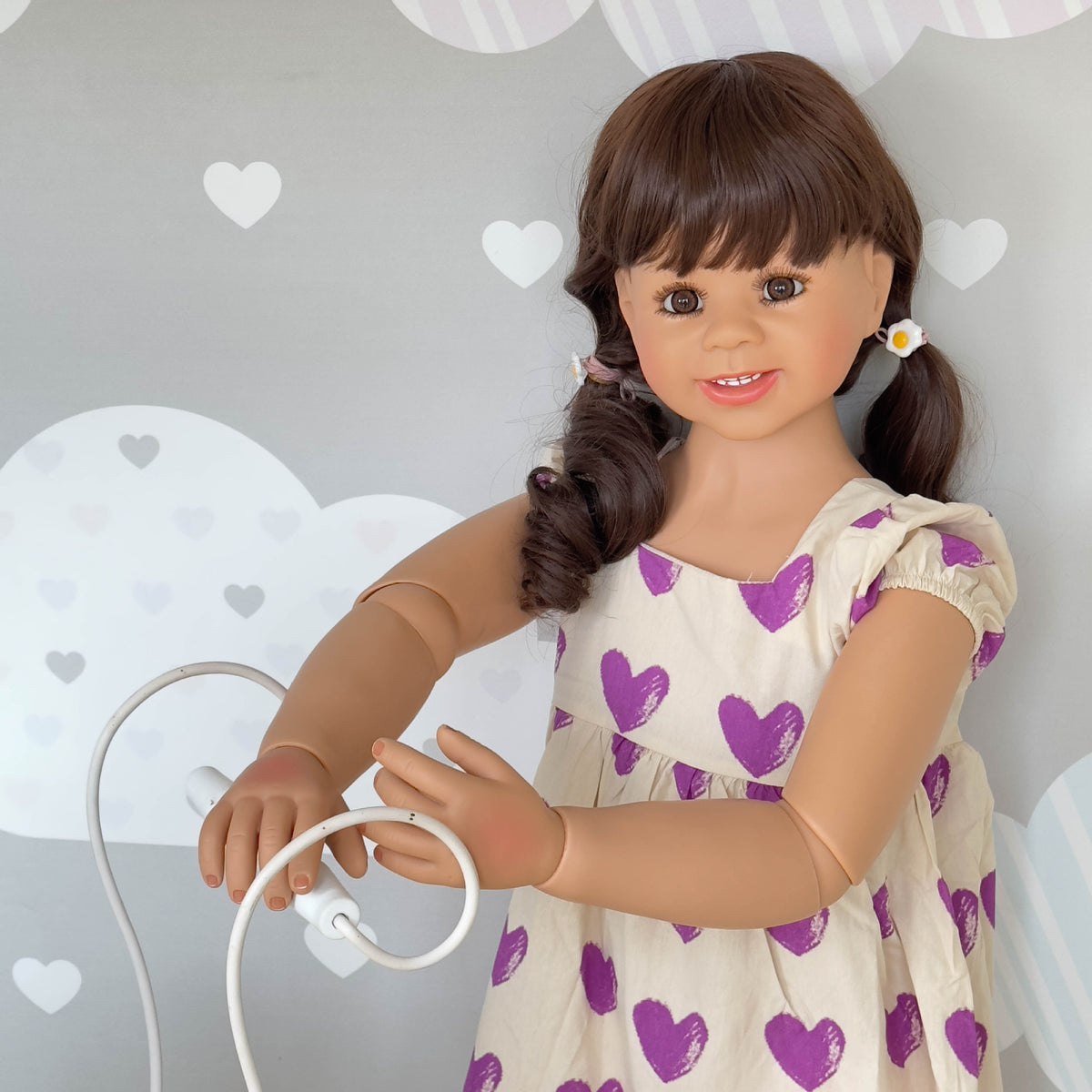 43 Zoll große, stehende Reborn-Kleinkindpuppe mit Ganzkörper-Vinyl, lebensgroße Mädchenpuppe im lila Kleid mit Herz-Print und Flügelärmeln, perfektes Geburtstags-, Weihnachts- und Feiertagsgeschenk als Begleitspielzeug für Kinder und erwachsene Sammler