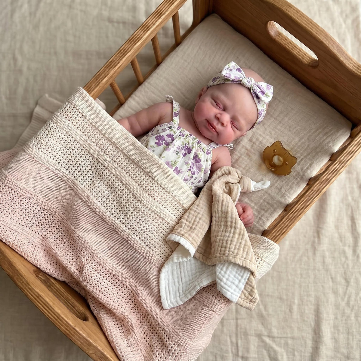 30 cm große, voll silikonisierte Reborn-Babypuppe, lila Blumen-Outfit, Begleitspielzeug als Geburtstags- und Festtagsgeschenk