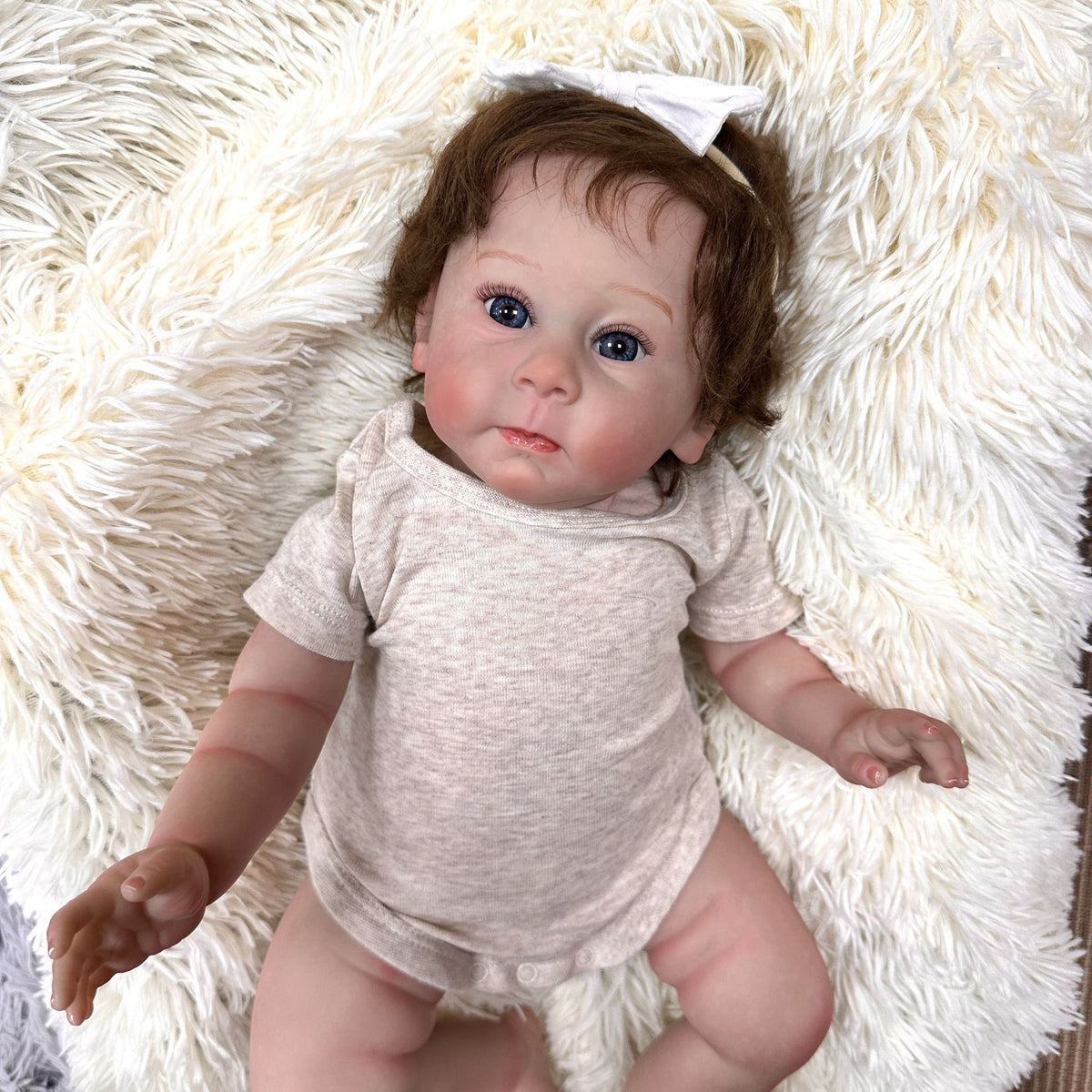 58 cm Reborn-Puppen mit Stoffkörper, weich, mit implantiertem braunen Haar, neugeborene Babypuppen Spielzeug für Mädchen Reborn-Puppen