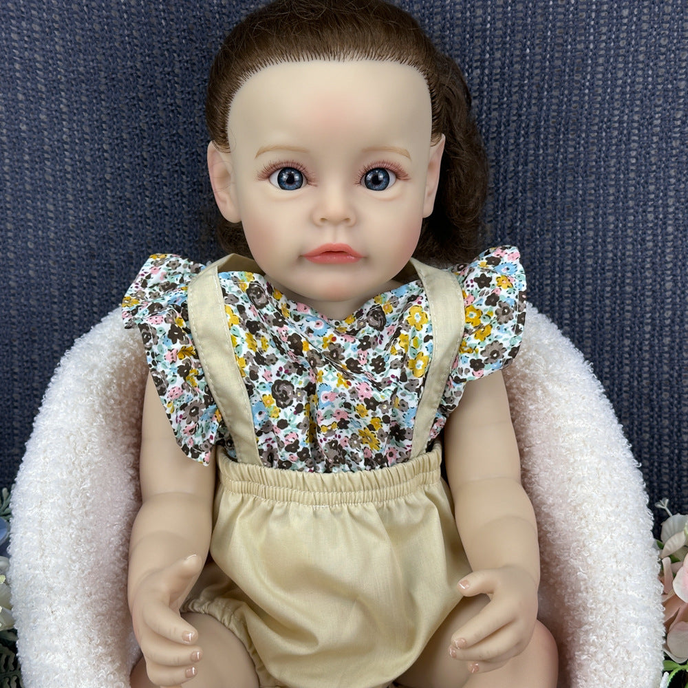 Urlaubsfertige 56 cm große, realistische Babypuppe aus Vollvinyl mit natürlich braunen Locken, schönes Überraschungsgeschenk für Mädchen und erwachsene Puppenliebhaber
