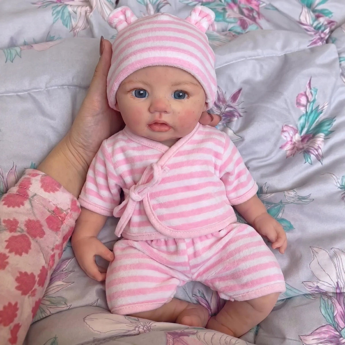 12 Zoll Reborn-Puppe mit Ganzkörper-Silikon in rosa gestreiftem Bärenohren-Hut und Wickel-Outfit, tragbares Kuschel-Begleitspielzeug für Kinder und erwachsene Sammler, ideales Überraschungsgeschenk für Geburtstage, Babypartys und Feiertage