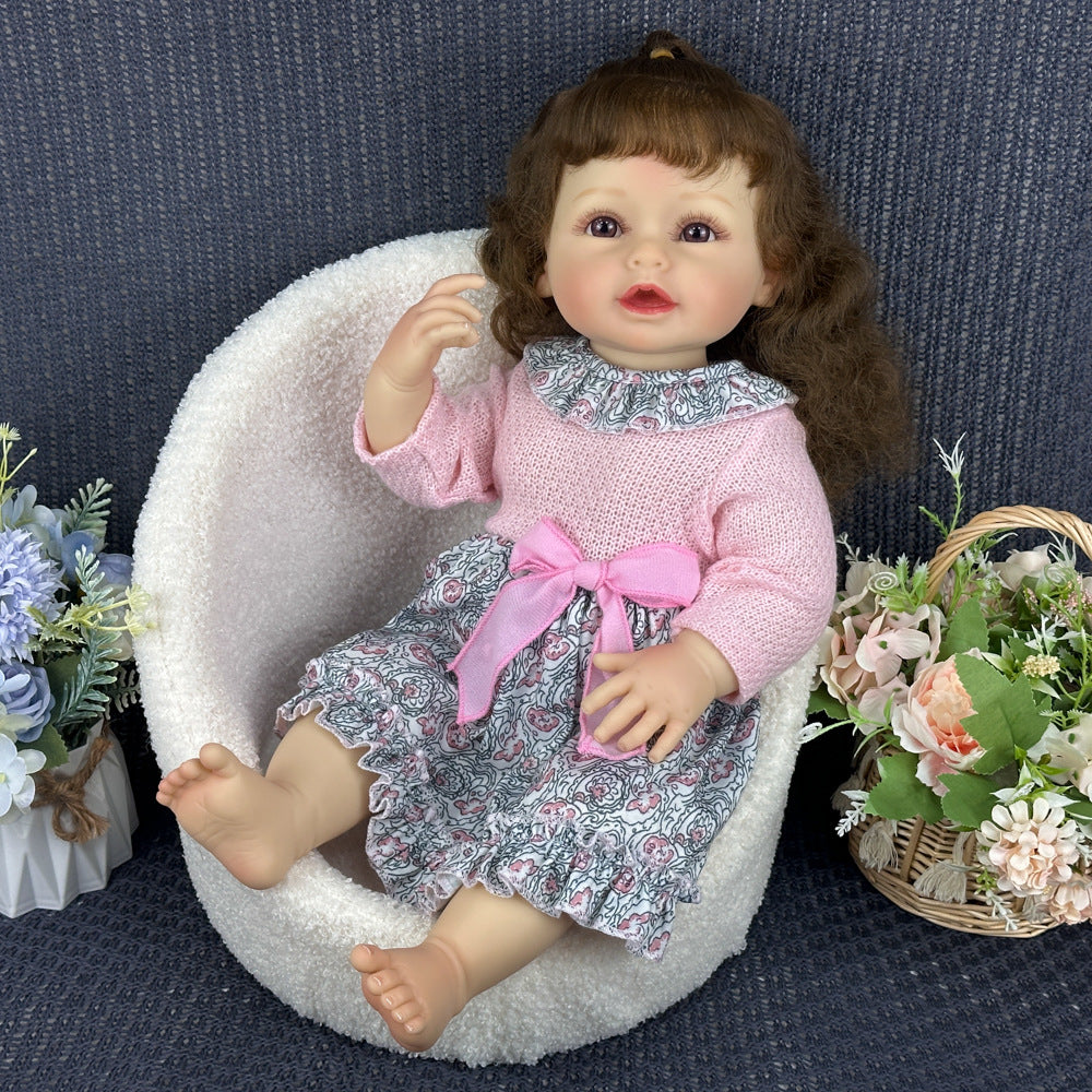 Fein gearbeitete 22-Zoll-Spielpuppe aus Vollvinyl, süßes Outfit mit Schleifenverzierung, beliebte Geschenkoption für Geburtstage und besondere Feiertage
