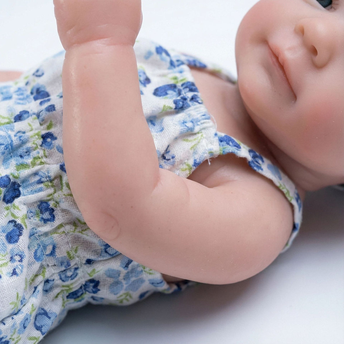 12-Zoll-Jumpsuit mit blauem Blumenmuster und Hosenträgern, massive Silikon-Reinkarnationspuppe, als Weihnachtsgeschenk für Kinder