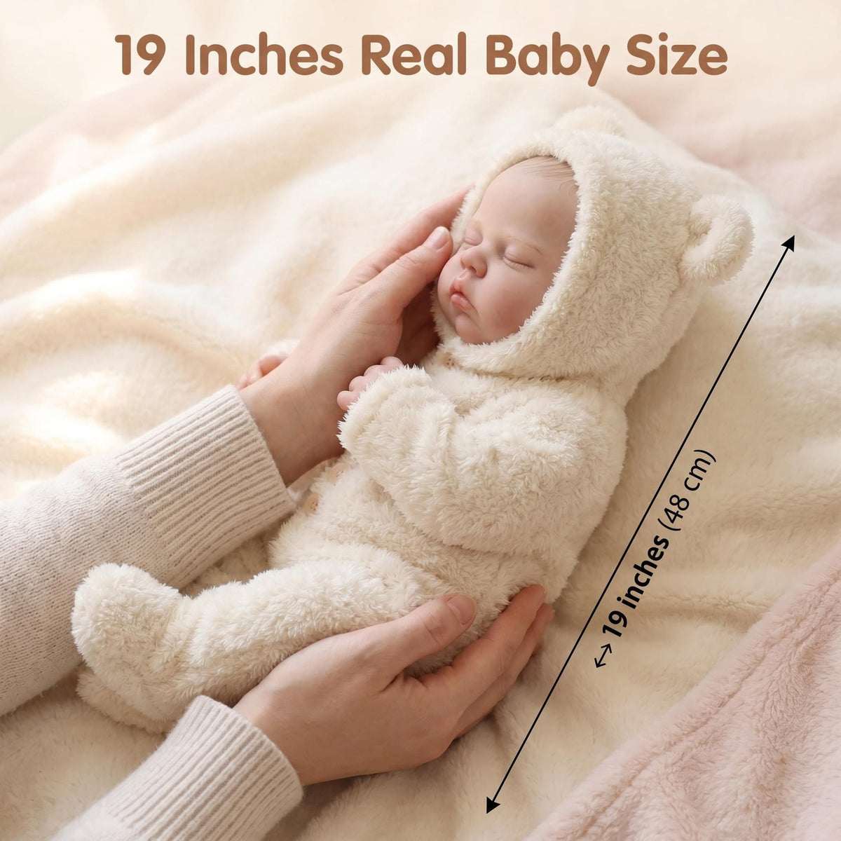 Lebensechte schlafende Babypuppe, 48 cm, mit Stoffkörper, Strampler mit Bärenkapuze, Begleitspielzeug für Babyfotoshootings und als Geschenk für jeden Anlass
