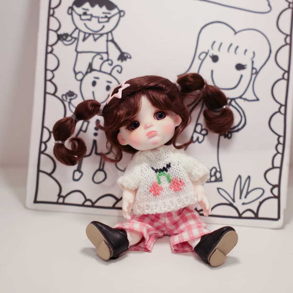 6-Zoll-Mini-Puppe mit Vollkeramik-Körper, süßes Outfit mit Zöpfen und Kirsch-Strickkleidung, sammelbare Tischdeko, Geschenk
