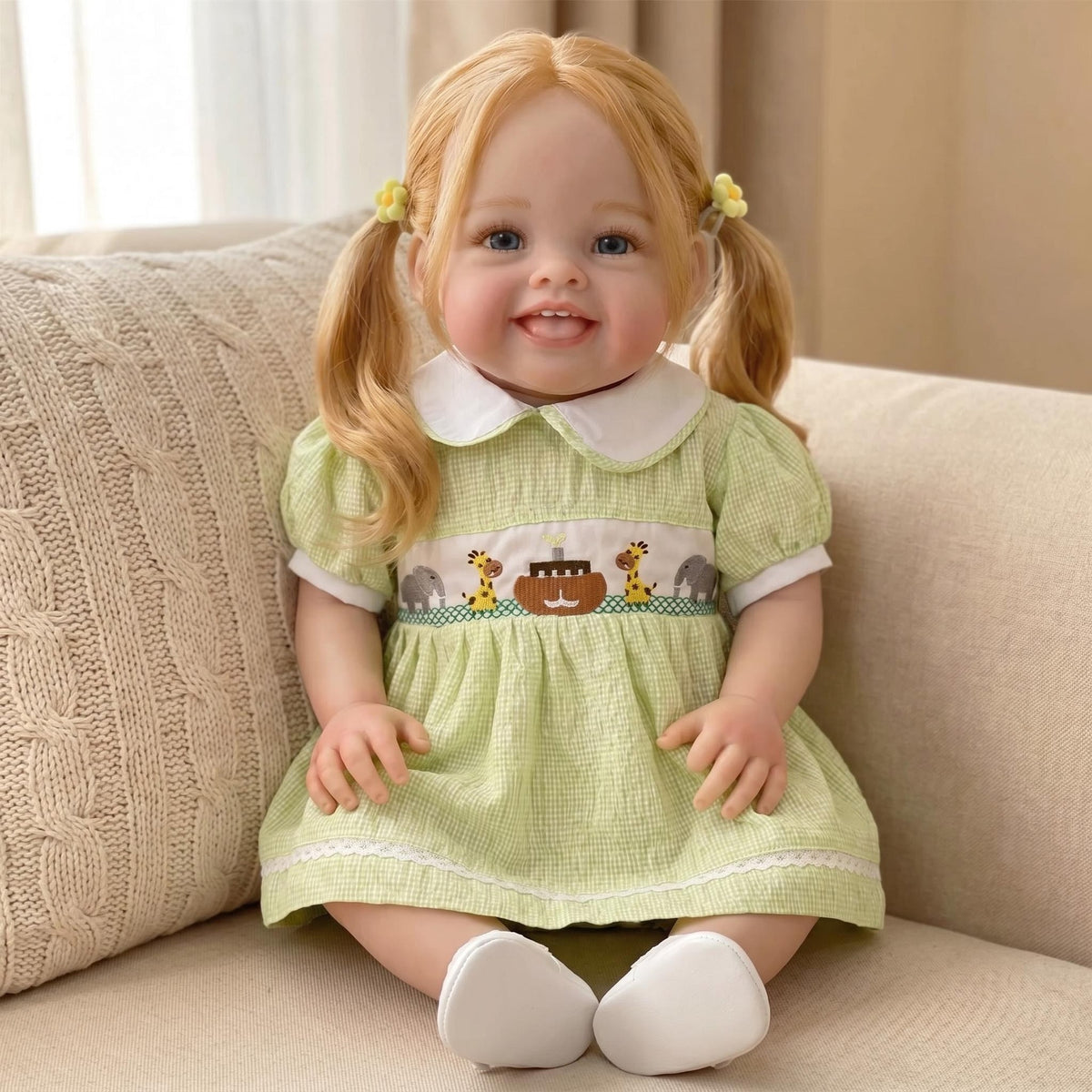 Fröhliches, blondes Reborn-Mädchen mit Zöpfen, 60 cm, mit Stoffkörper und Kleid mit Tiermuster, Komfort-Begleitpuppe, einzigartiges Überraschungsgeschenk für Geburtstagsfeiern und westliche Feste