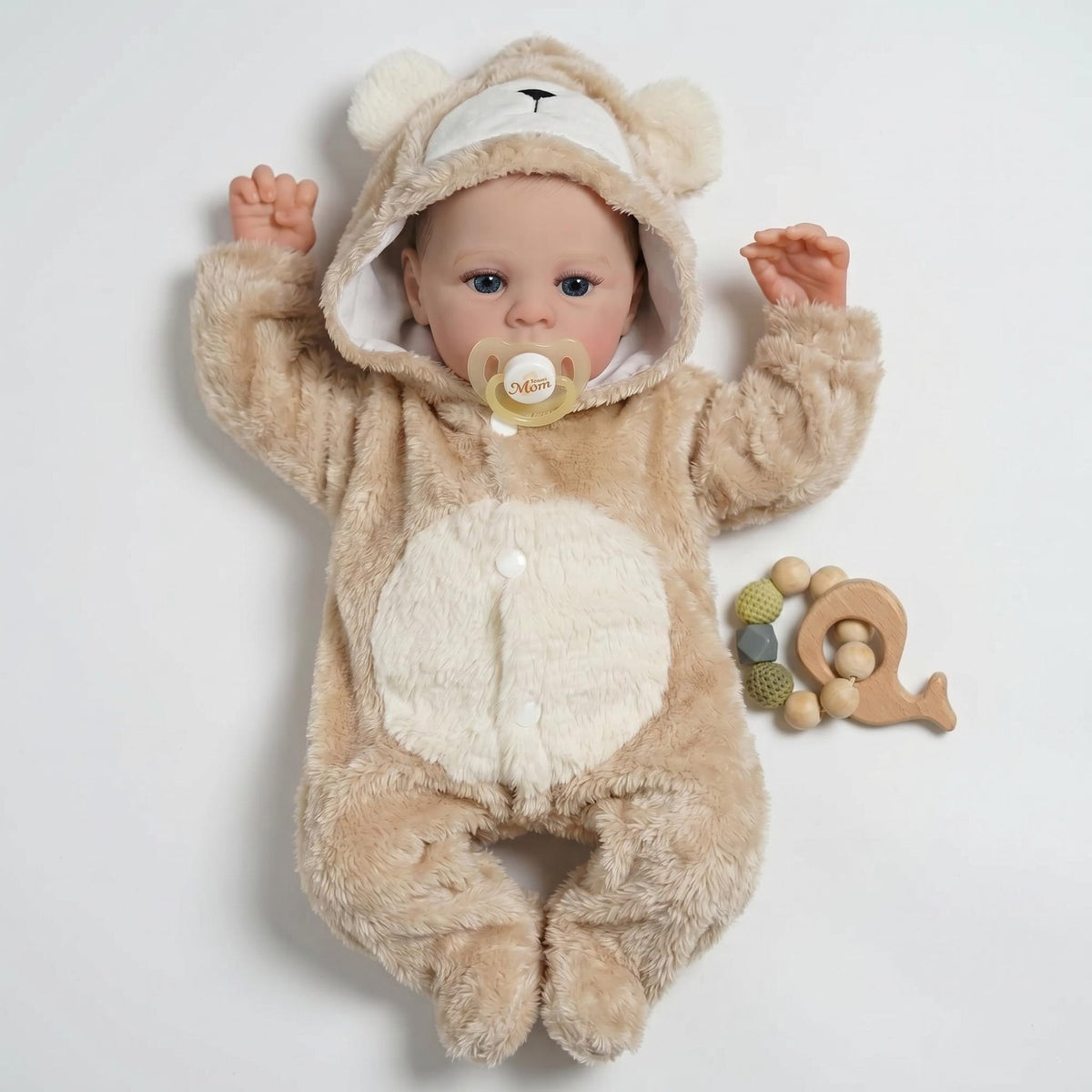 Lebensechte, offenäugige Babypuppe, 45 cm, mit Stoffkörper, Strampler mit Bärenkapuze, Begleitspielzeug, geeignet als Kinderzimmerdekoration und für Geschenke zu jedem Anlass