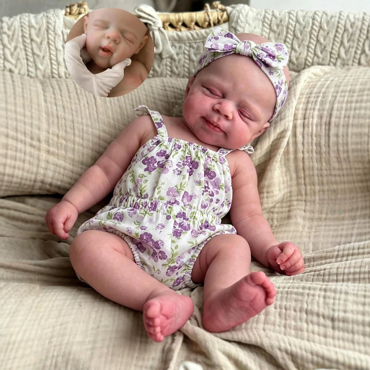 30 cm große, voll silikonisierte Reborn-Babypuppe, lila Blumen-Outfit, Begleitspielzeug als Geburtstags- und Festtagsgeschenk