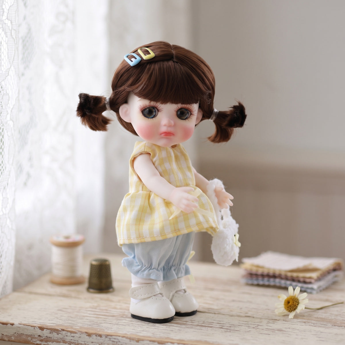 6 Zoll Mini mit Keramikkörper, süße Zöpfe, gelbes Vichy-Karo-Outfit, Sammlerstück als Schreibtischdekoration, Geschenk