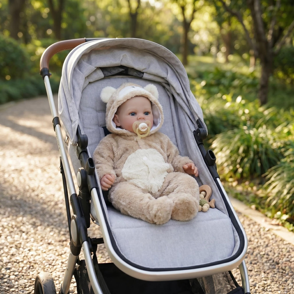 Lebensechte, offenäugige Babypuppe, 45 cm, mit Stoffkörper, Strampler mit Bärenkapuze, Begleitspielzeug, geeignet als Kinderzimmerdekoration und für Geschenke zu jedem Anlass