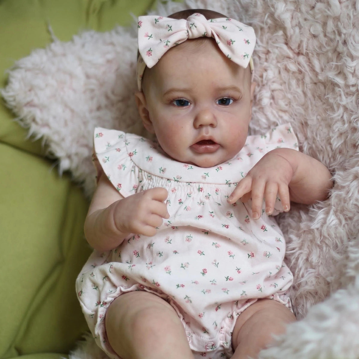 Lebensechte Reborn-Mädchenpuppe, 22 Zoll (ca. 56 cm), mit Stoffkörper, perfekte Überraschungsgeschenkidee für Weihnachten, Thanksgiving, Geburtstag und als Geschenk für das ganze Jahr