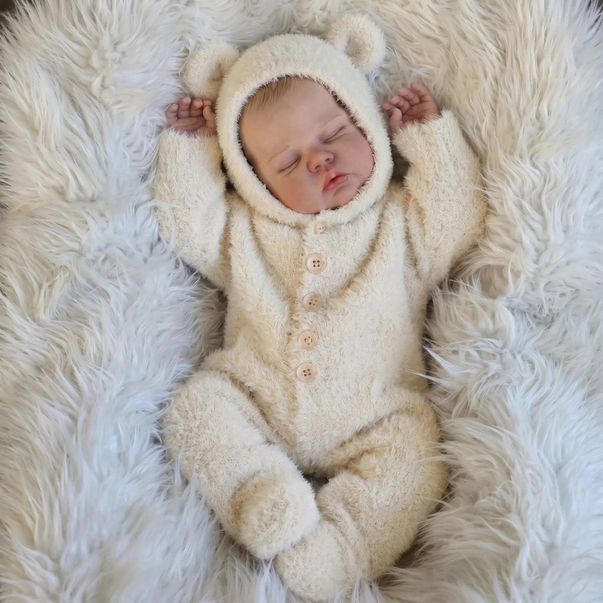 Lebensechte schlafende Babypuppe, 48 cm, mit Stoffkörper, Strampler mit Bärenkapuze, Begleitspielzeug für Babyfotoshootings und als Geschenk für jeden Anlass