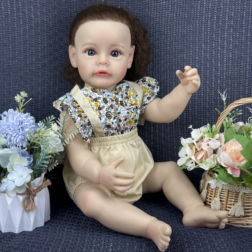 Urlaubsfertige 56 cm große, realistische Babypuppe aus Vollvinyl mit natürlich braunen Locken, schönes Überraschungsgeschenk für Mädchen und erwachsene Puppenliebhaber