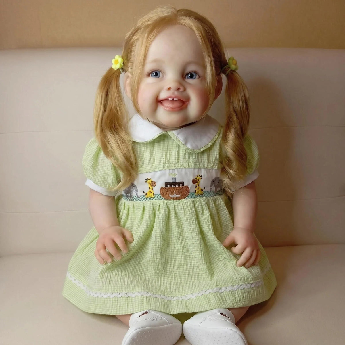 Fröhliches, blondes Reborn-Mädchen mit Zöpfen, 60 cm, mit Stoffkörper und Kleid mit Tiermuster, Komfort-Begleitpuppe, einzigartiges Überraschungsgeschenk für Geburtstagsfeiern und westliche Feste