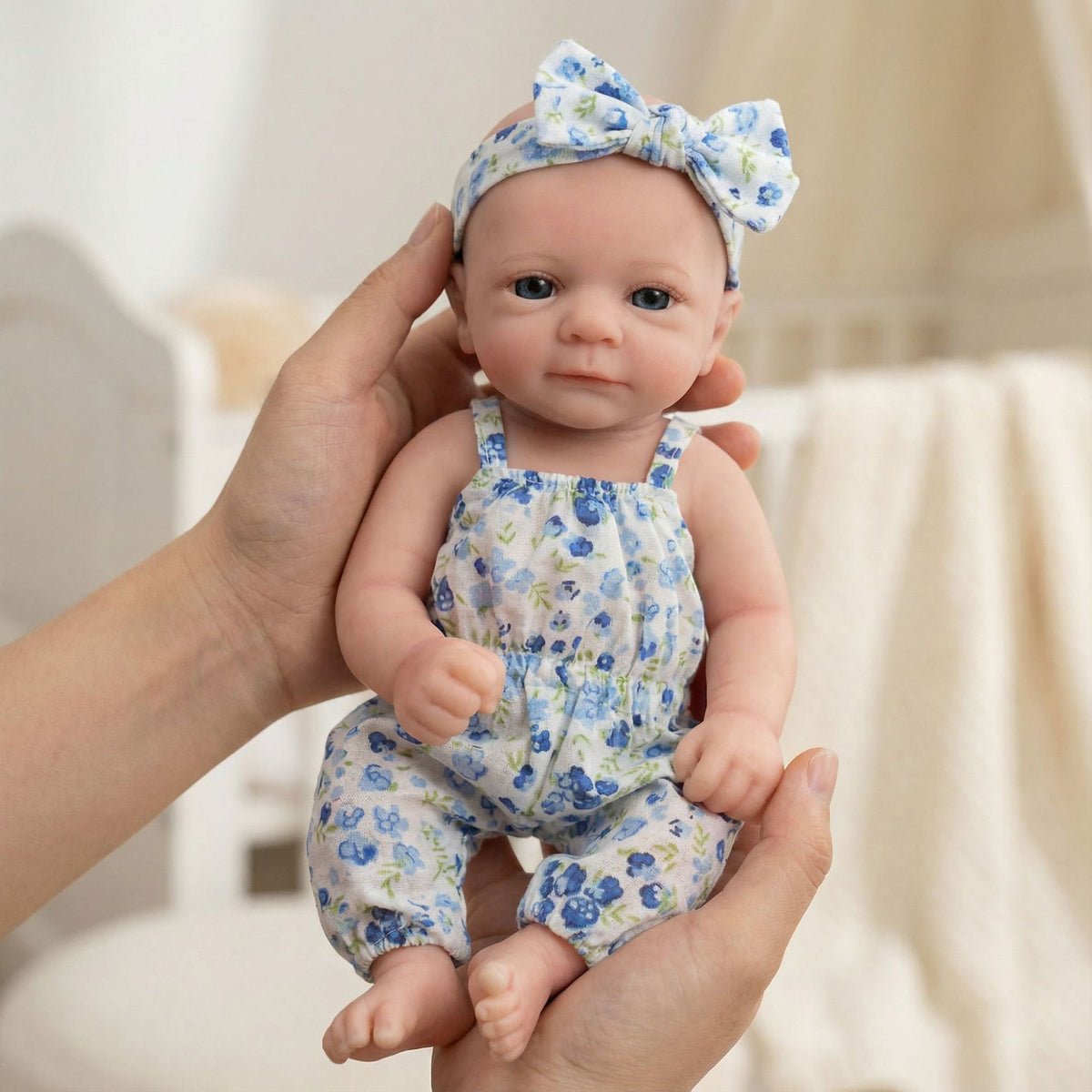 12-Zoll-Jumpsuit mit blauem Blumenmuster und Hosenträgern, massive Silikon-Reinkarnationspuppe, als Weihnachtsgeschenk für Kinder