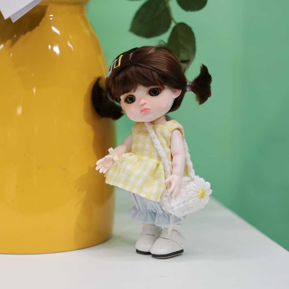 6 Zoll Mini mit Keramikkörper, süße Zöpfe, gelbes Vichy-Karo-Outfit, Sammlerstück als Schreibtischdekoration, Geschenk