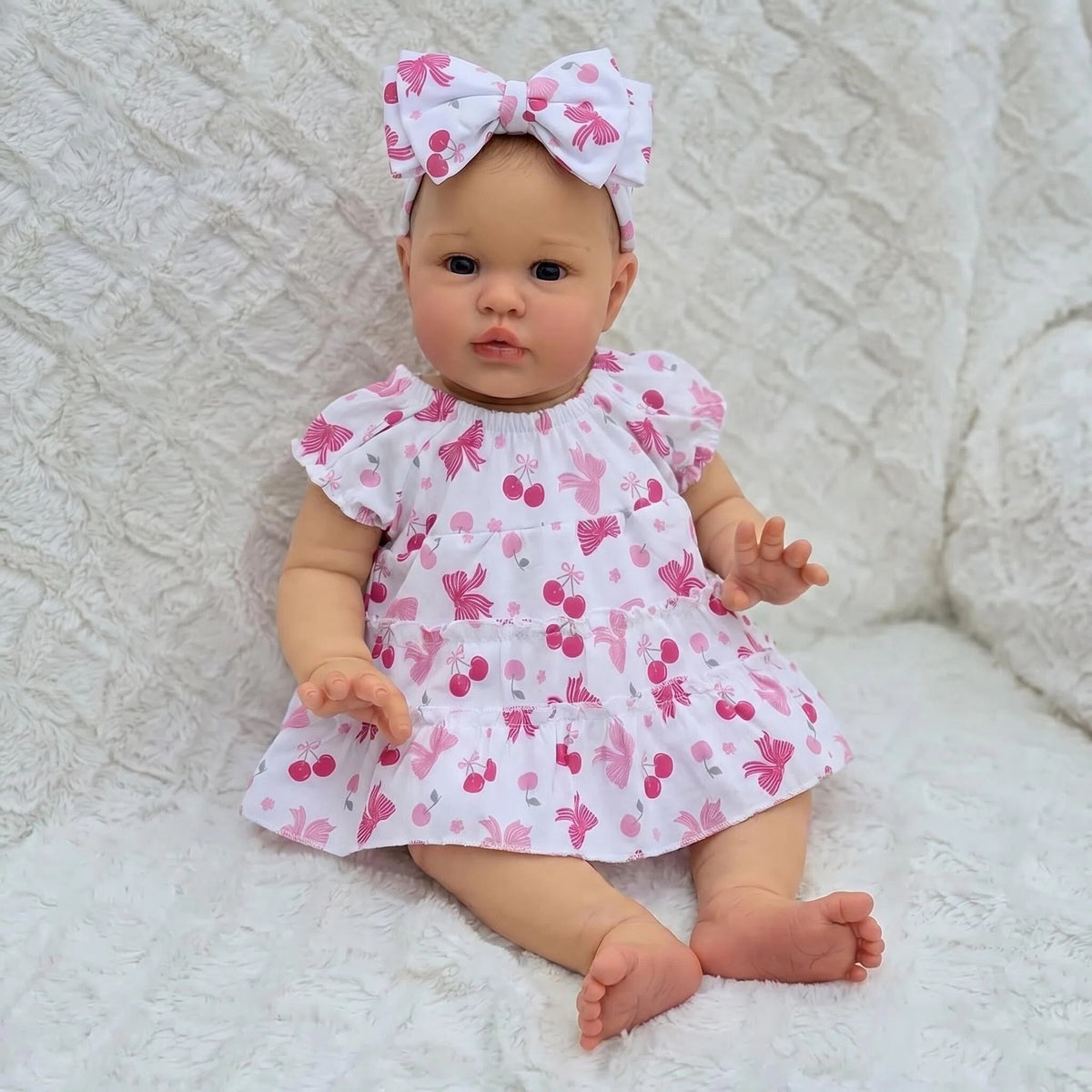 Realistische 22-Zoll Reborn-Babypuppe mit Stoffkörper, Kleid mit Kirschmuster, beruhigender Begleiter als Geschenk für die Feiertage