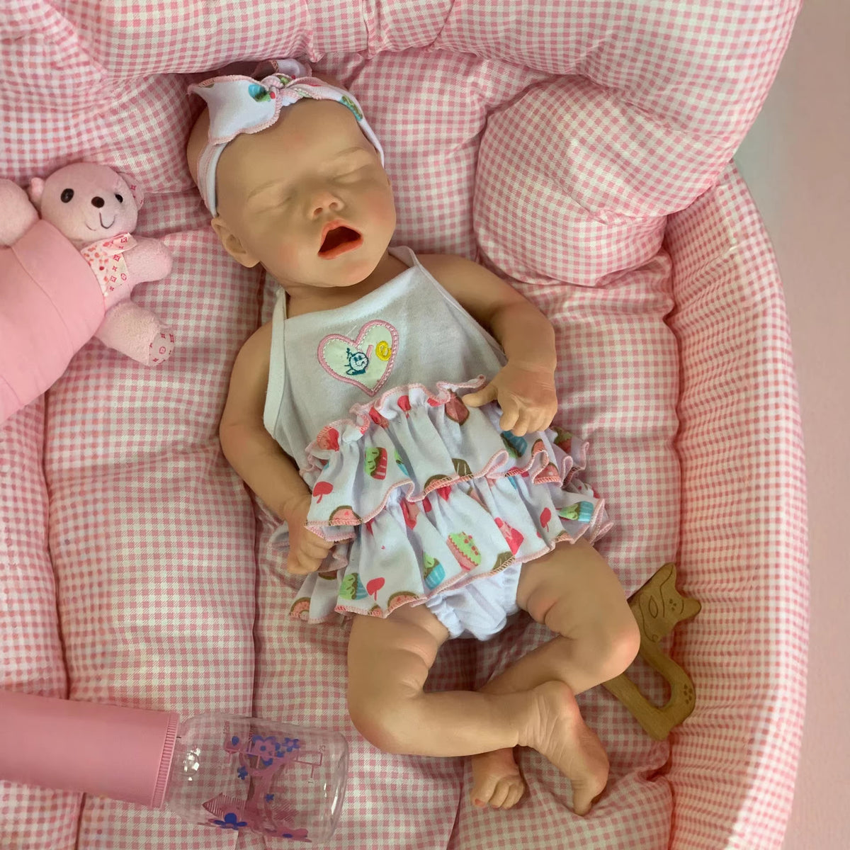 Realistische 18 Zoll Reborn-Puppe aus massivem Vollsilikon, weiche biegsame Gliedmaßen, ungiftige und sichere Spielgefährtin für Kinder