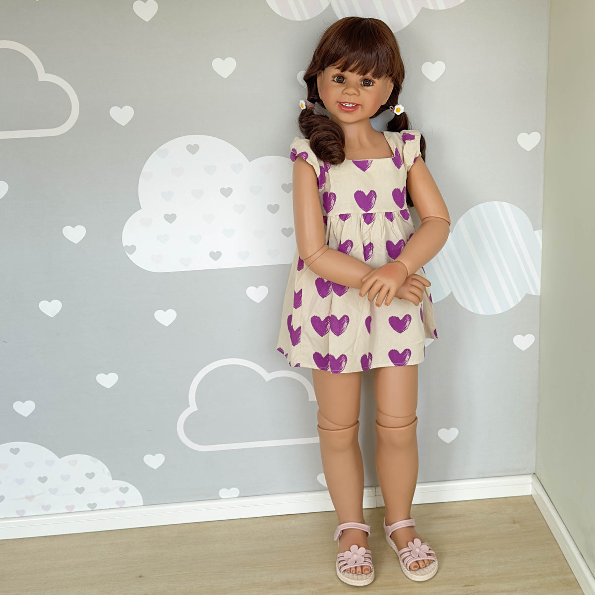 43 Zoll große, stehende Reborn-Kleinkindpuppe mit Ganzkörper-Vinyl, lebensgroße Mädchenpuppe im lila Kleid mit Herz-Print und Flügelärmeln, perfektes Geburtstags-, Weihnachts- und Feiertagsgeschenk als Begleitspielzeug für Kinder und erwachsene Sammler