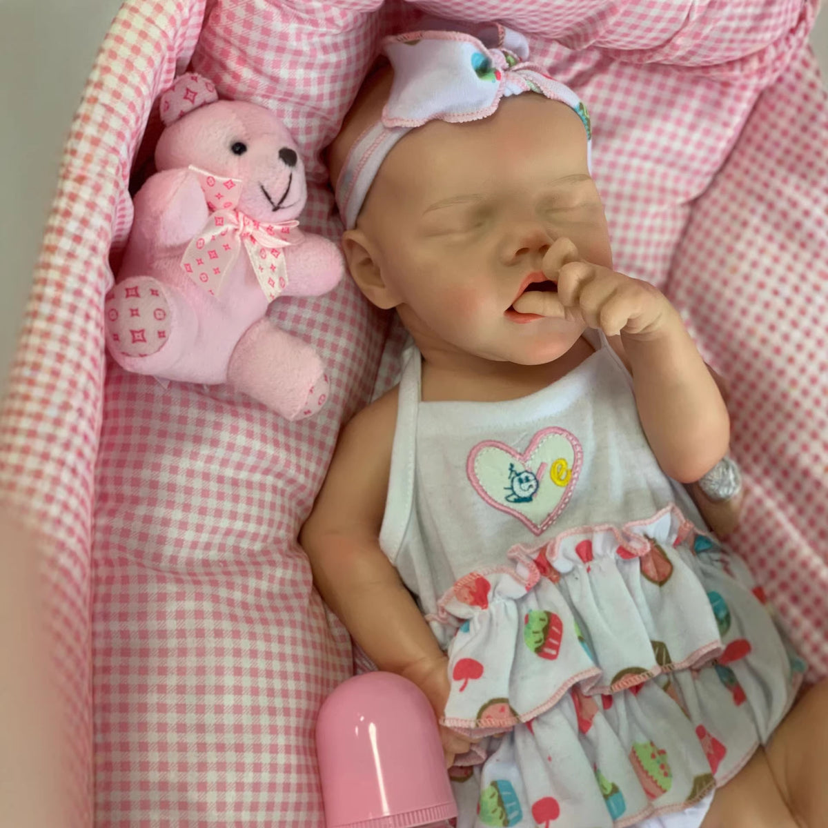 Realistische 18 Zoll Reborn-Puppe aus massivem Vollsilikon, weiche biegsame Gliedmaßen, ungiftige und sichere Spielgefährtin für Kinder