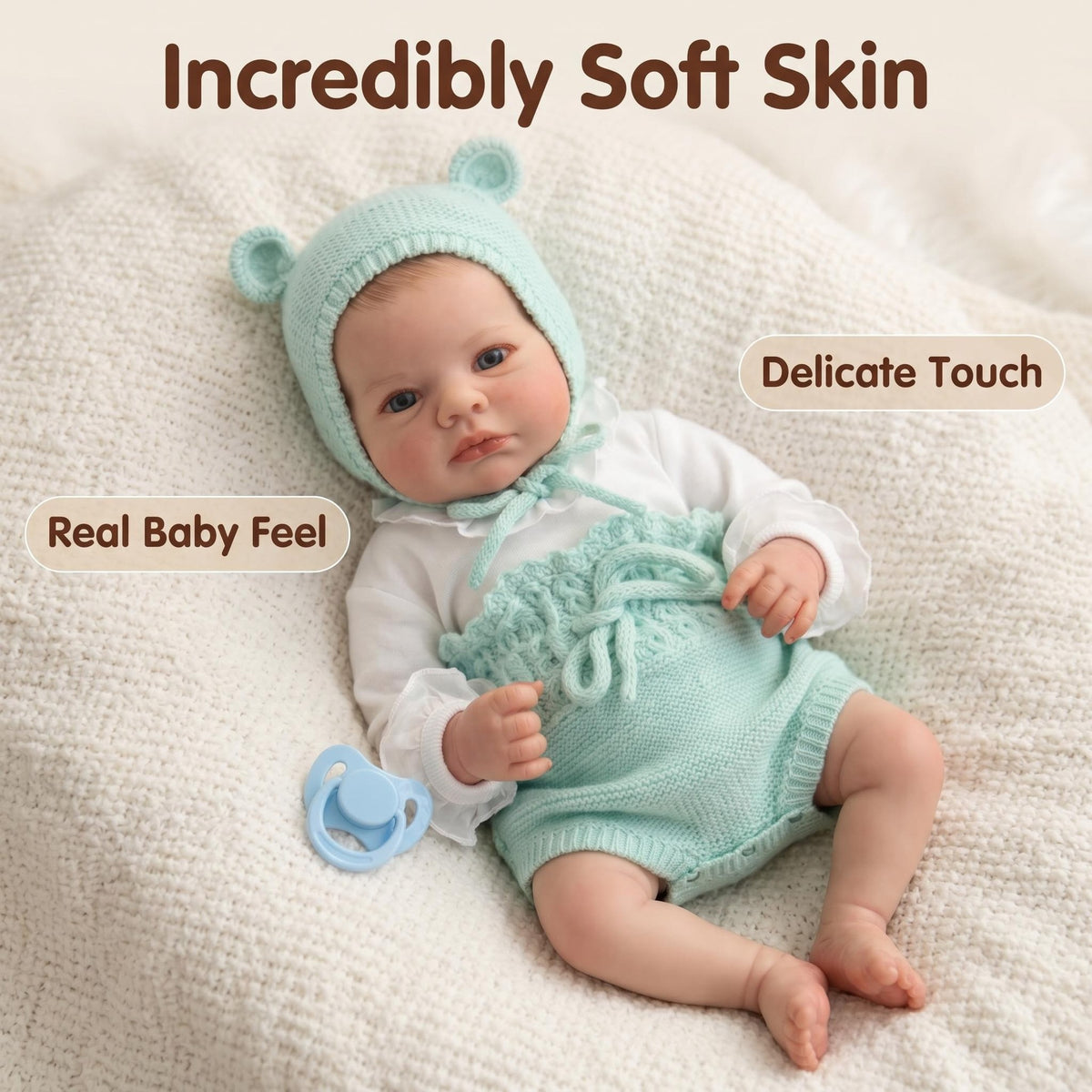 19-Zoll-Reborn-Puppe mit Stoffkörper, Mütze mit Bärenohren und strukturiertem Strick-Strampler, Deko-Objekt für das Kinderzimmer