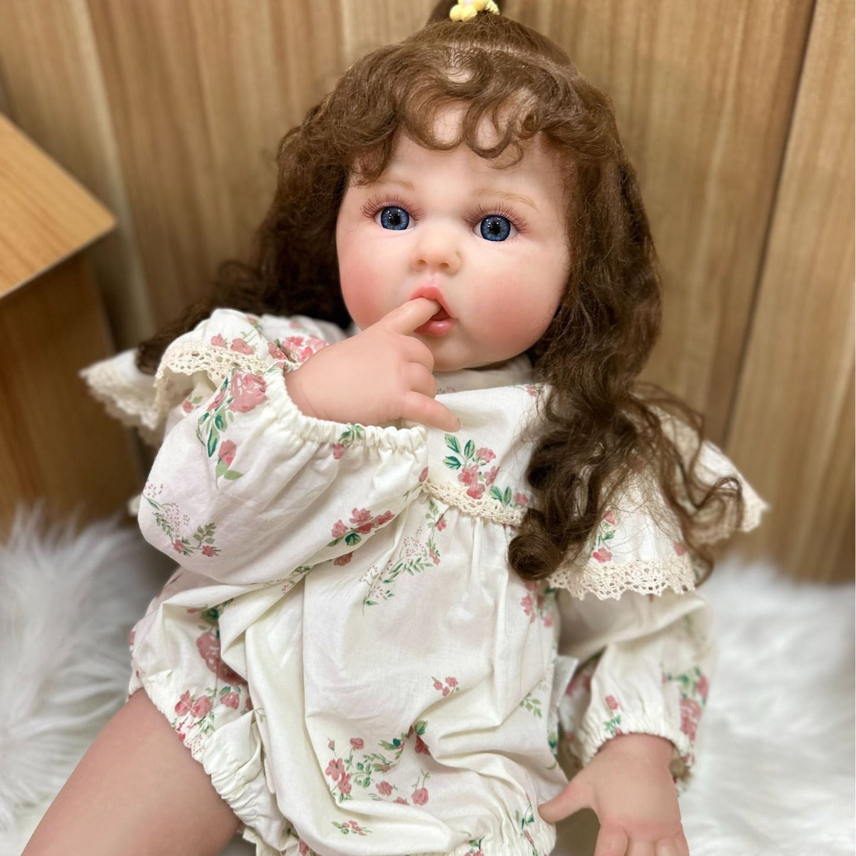 24 Zoll Reborn-Babypuppe, Stoffkörper mit weichen Vinyl-Gliedmaßen, hautnah, langes lockiges Haar, Spielzeug für Mädchen