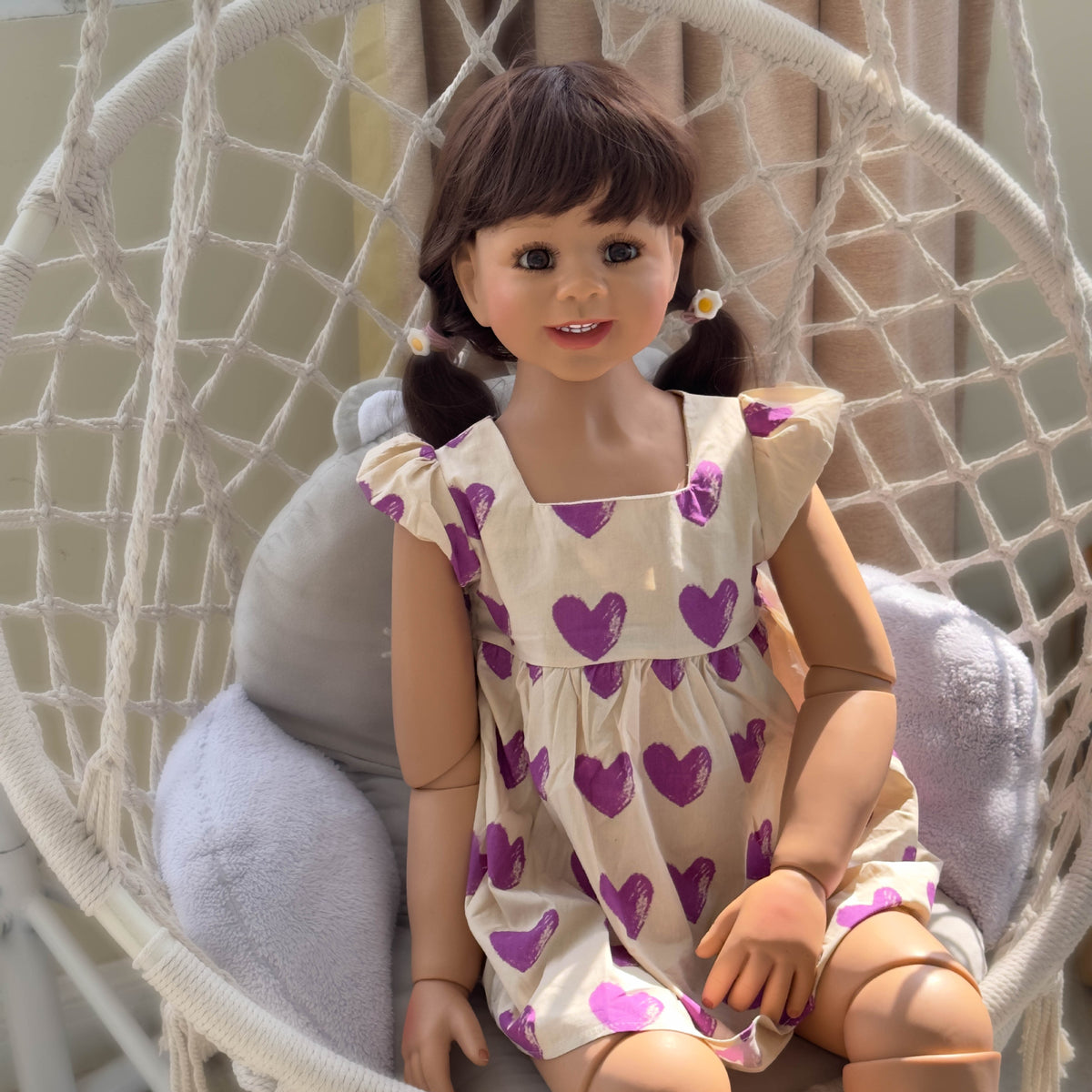 43 Zoll große, stehende Reborn-Kleinkindpuppe mit Ganzkörper-Vinyl, lebensgroße Mädchenpuppe im lila Kleid mit Herz-Print und Flügelärmeln, perfektes Geburtstags-, Weihnachts- und Feiertagsgeschenk als Begleitspielzeug für Kinder und erwachsene Sammler