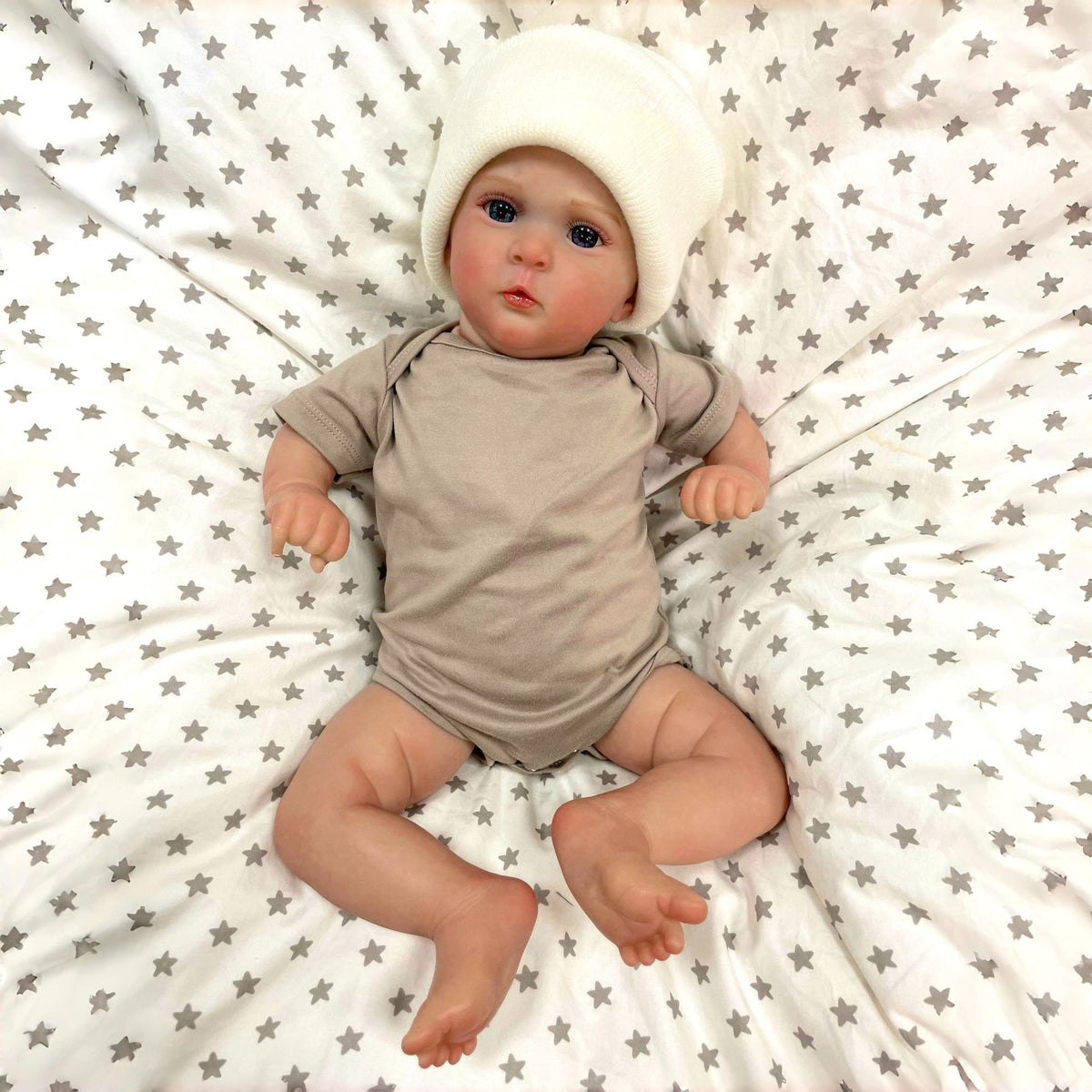 19 Zoll realistische Reborn-Neugeborenen-Puppen mit Stoffkörper, detaillierter 3D-Haut, handgefertigte Sammlerpuppe, Spielzeug für Mädchen und Puppenliebhaber