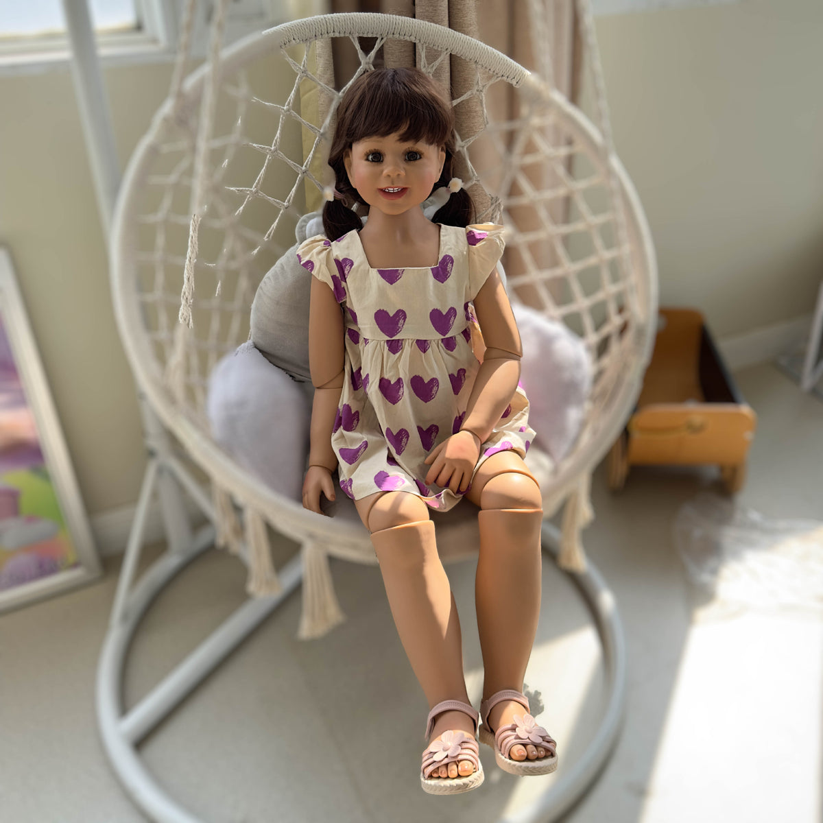 43 Zoll große, stehende Reborn-Kleinkindpuppe mit Ganzkörper-Vinyl, lebensgroße Mädchenpuppe im lila Kleid mit Herz-Print und Flügelärmeln, perfektes Geburtstags-, Weihnachts- und Feiertagsgeschenk als Begleitspielzeug für Kinder und erwachsene Sammler