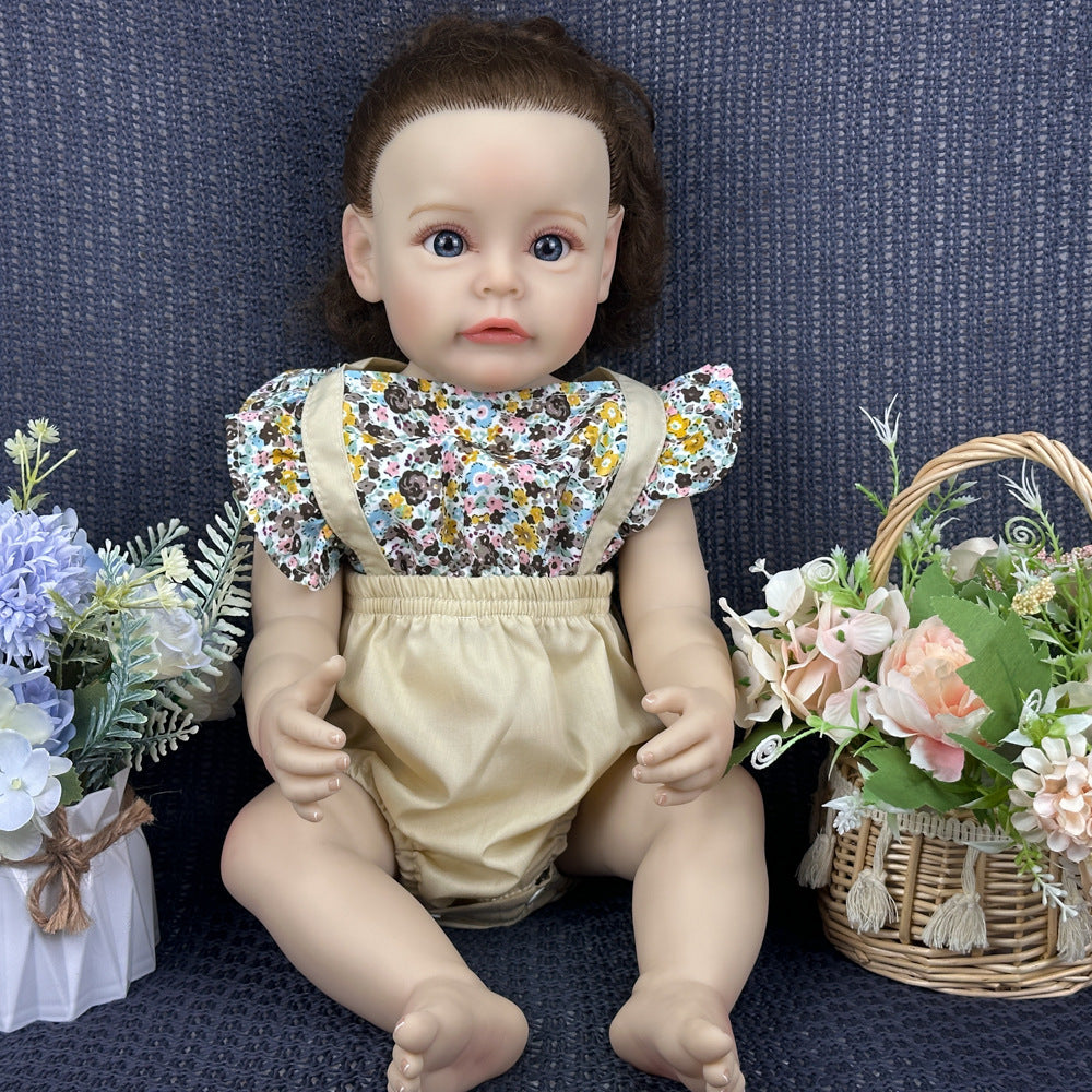 Urlaubsfertige 56 cm große, realistische Babypuppe aus Vollvinyl mit natürlich braunen Locken, schönes Überraschungsgeschenk für Mädchen und erwachsene Puppenliebhaber