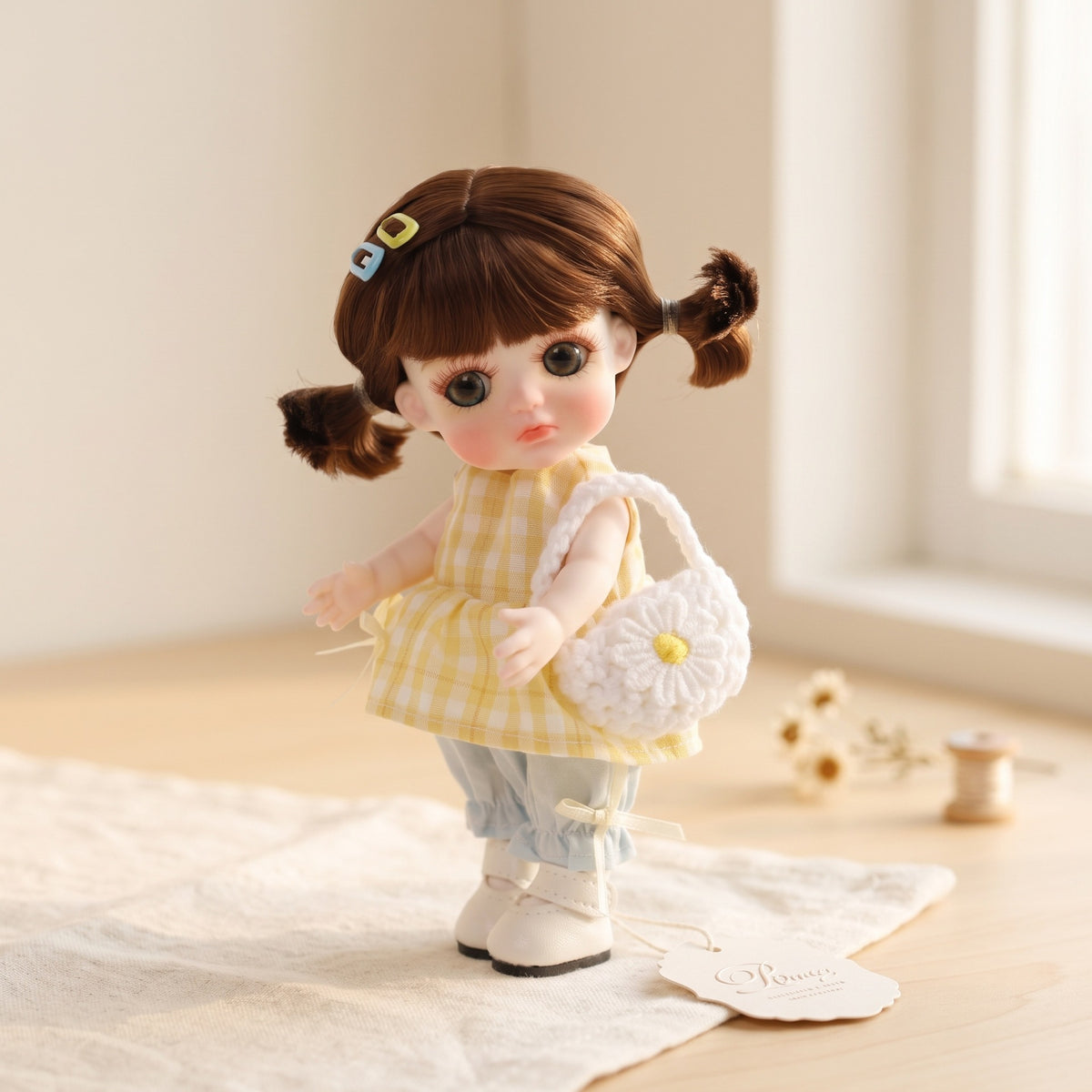 6 Zoll Mini mit Keramikkörper, süße Zöpfe, gelbes Vichy-Karo-Outfit, Sammlerstück als Schreibtischdekoration, Geschenk