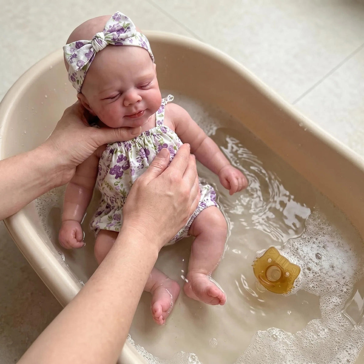 30 cm große, voll silikonisierte Reborn-Babypuppe, lila Blumen-Outfit, Begleitspielzeug als Geburtstags- und Festtagsgeschenk