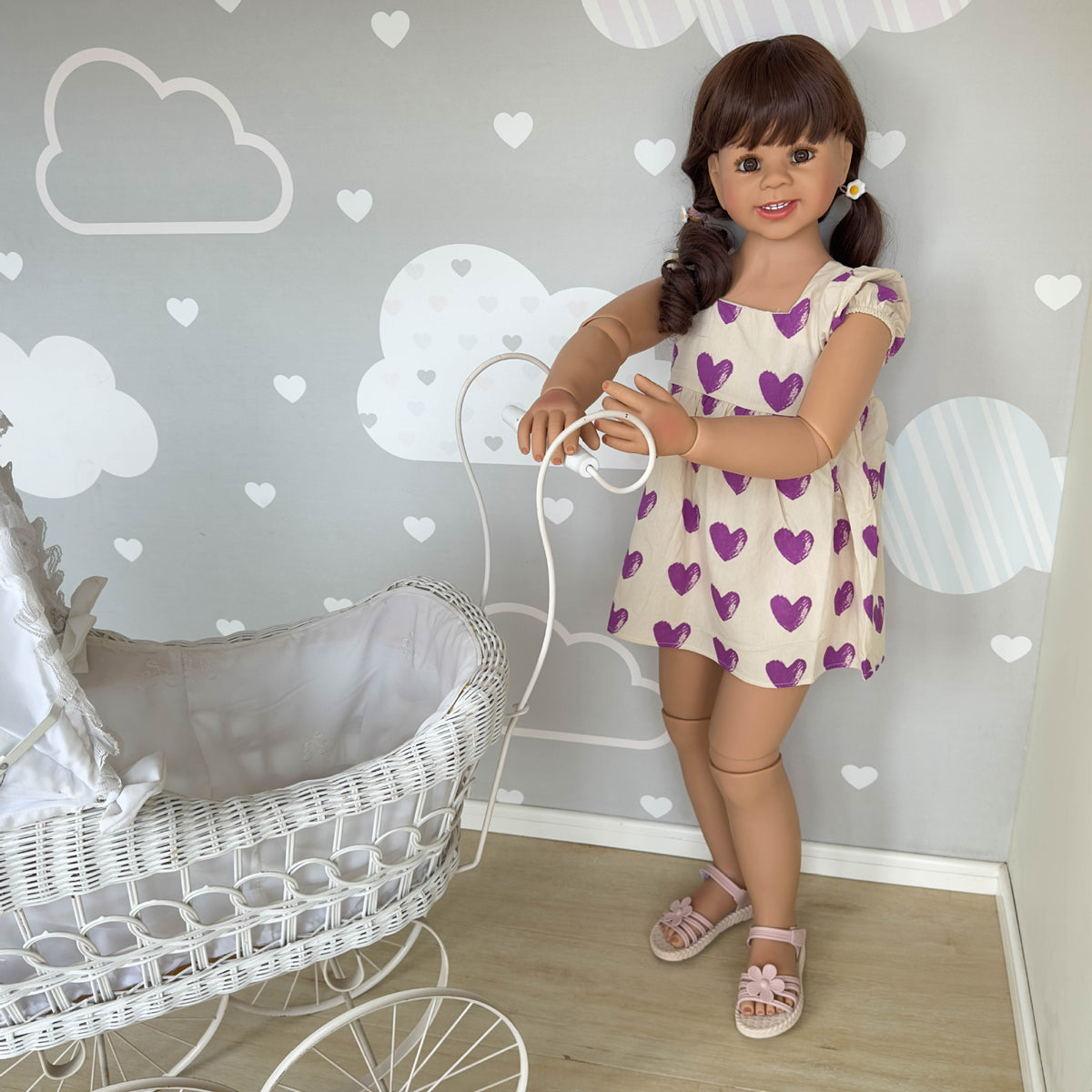 43 Zoll große, stehende Reborn-Kleinkindpuppe mit Ganzkörper-Vinyl, lebensgroße Mädchenpuppe im lila Kleid mit Herz-Print und Flügelärmeln, perfektes Geburtstags-, Weihnachts- und Feiertagsgeschenk als Begleitspielzeug für Kinder und erwachsene Sammler