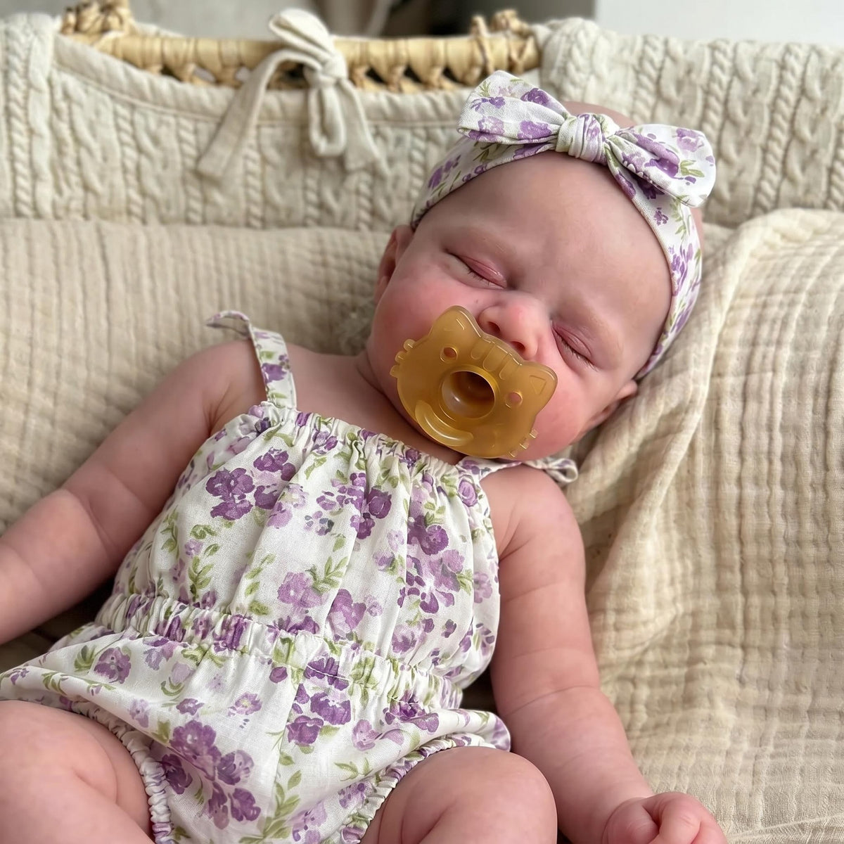30 cm große, voll silikonisierte Reborn-Babypuppe, lila Blumen-Outfit, Begleitspielzeug als Geburtstags- und Festtagsgeschenk