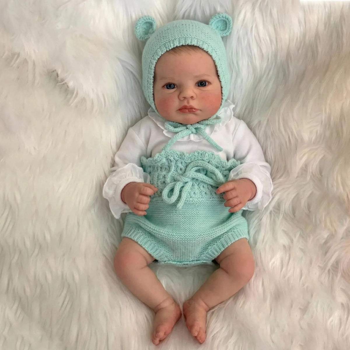 19-Zoll-Reborn-Puppe mit Stoffkörper, Mütze mit Bärenohren und strukturiertem Strick-Strampler, Deko-Objekt für das Kinderzimmer