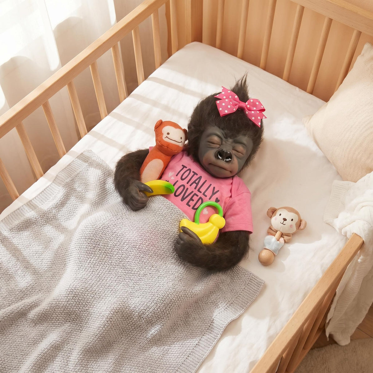 Realistische 45 cm Reborn-Affenpuppe im Tier-Design mit Stoffkörper, geschlossenen Augen und fellartiger Haut