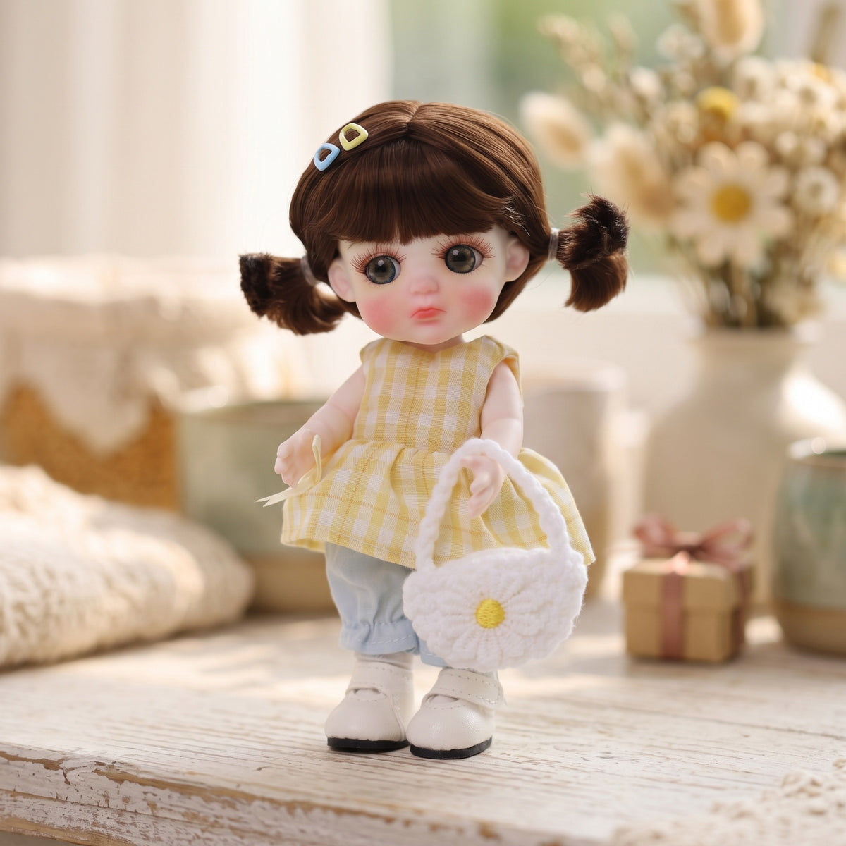 6 Zoll Mini mit Keramikkörper, süße Zöpfe, gelbes Vichy-Karo-Outfit, Sammlerstück als Schreibtischdekoration, Geschenk