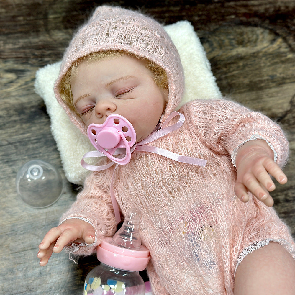 Lebensechte 17-Zoll-Sammlerpuppe mit Stoffkörper, Outfit mit Tierdruck und passendem Hut, Spielgefährte für jedes Alter zum Spielen und Ausstellen