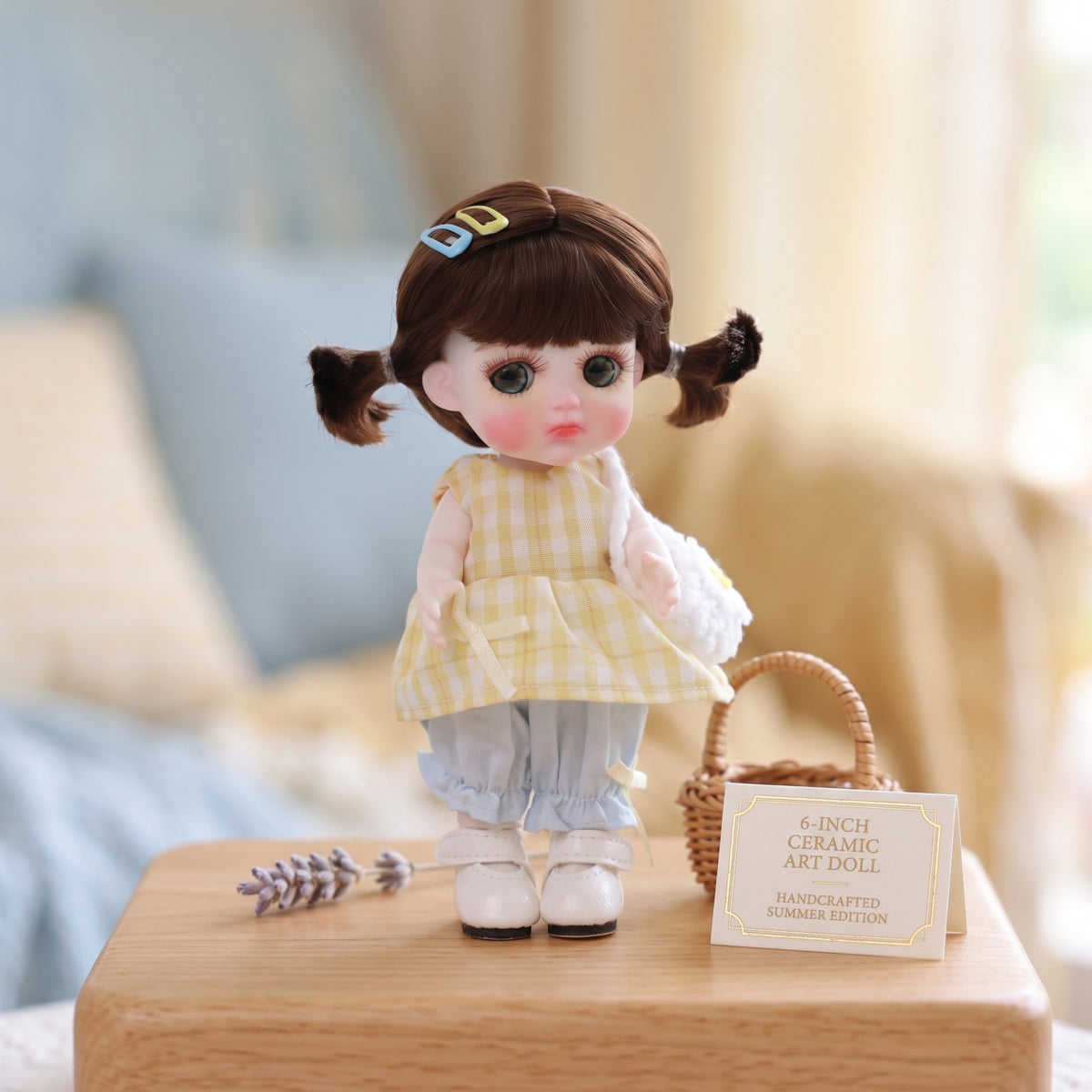 6 Zoll Mini mit Keramikkörper, süße Zöpfe, gelbes Vichy-Karo-Outfit, Sammlerstück als Schreibtischdekoration, Geschenk