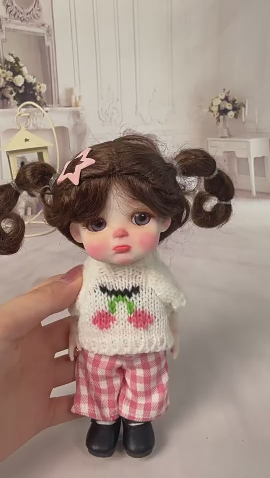 6-Zoll-Mini-Puppe mit Vollkeramik-Körper, süßes Outfit mit Zöpfen und Kirsch-Strickkleidung, sammelbare Tischdeko, Geschenk