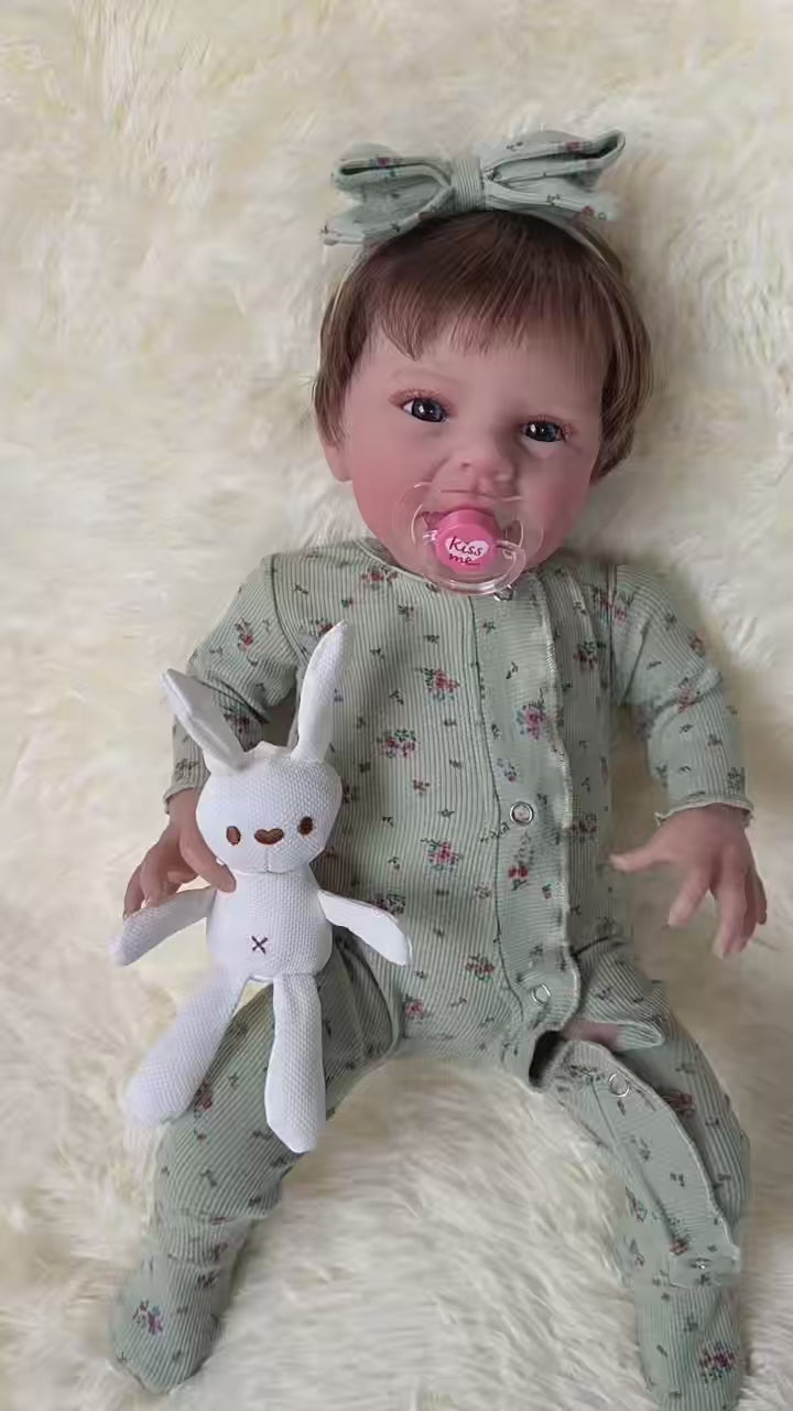 18-Zoll-Sammlerpuppe mit Stoffkörper, die perfekte Ergänzung für Geburtstagswunschlisten und saisonale Geschenkauswahlen.