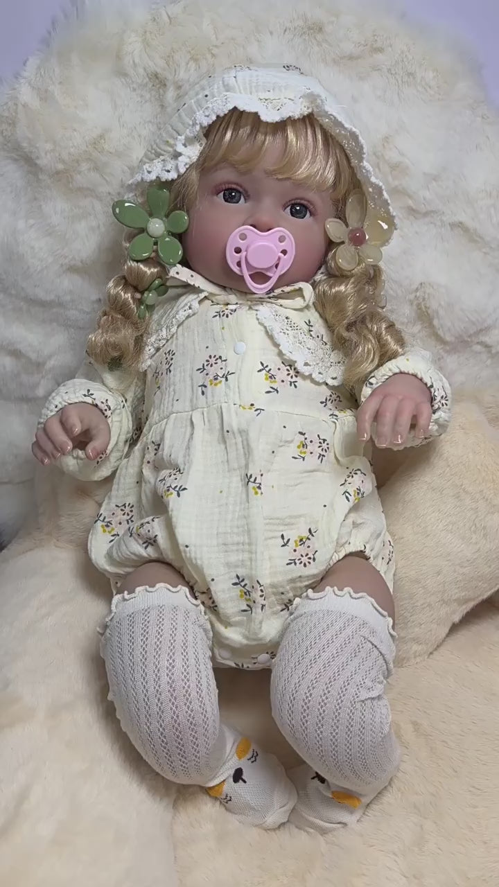 Realistisch aussehende 24-Zoll-Puppe mit Stoffkörper, warmer Spielgefährte für Kinder und erwachsene Puppenliebhaber für besondere Geschenkmomente