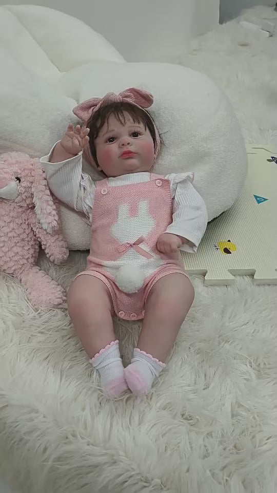 26 Zoll / 65 cm realistische Vinyl-Babypuppe im rosa Outfit mit Schleifen-Stirnband – handbemalte Sammlerpuppe mit braunen Augen