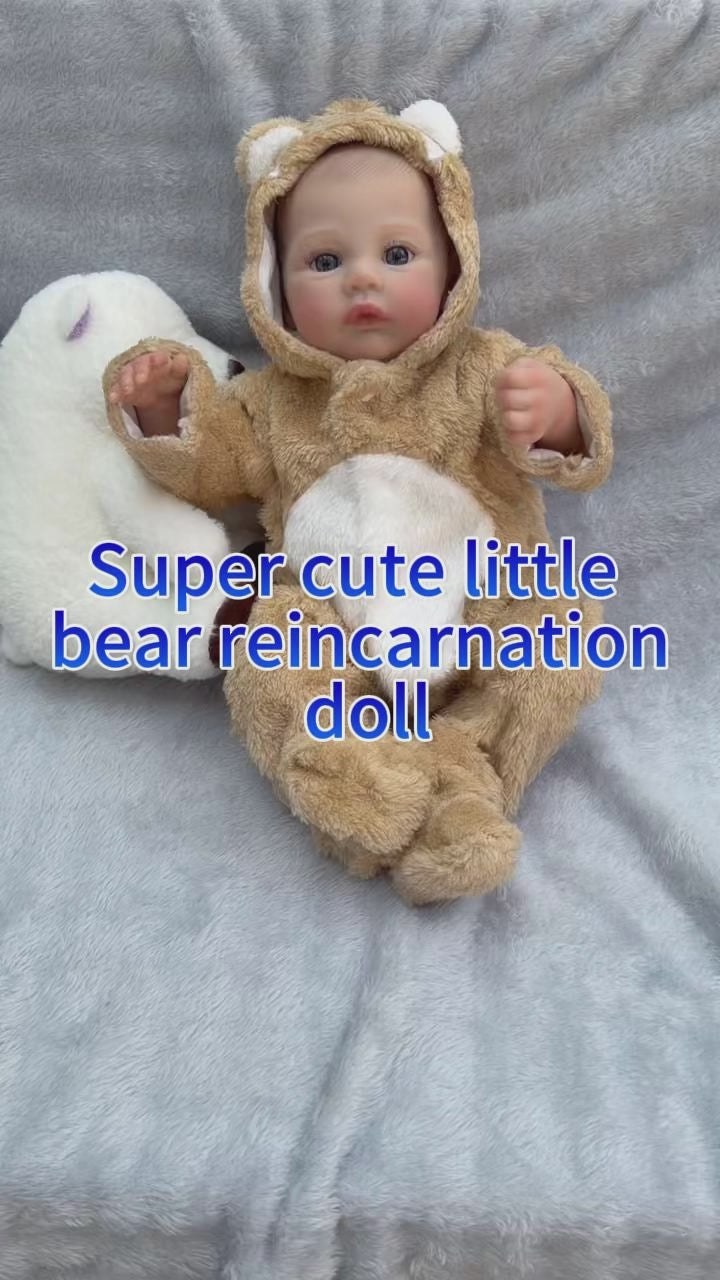 Lebensechte, offenäugige Babypuppe, 45 cm, mit Stoffkörper, Strampler mit Bärenkapuze, Begleitspielzeug, geeignet als Kinderzimmerdekoration und für Geschenke zu jedem Anlass